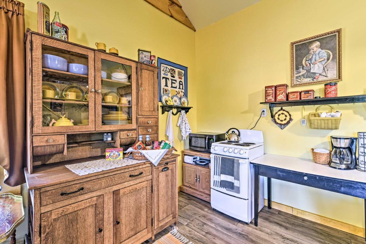 Honey House Cabin - A Quiet Countryside Retreat! 내파니 외부 사진