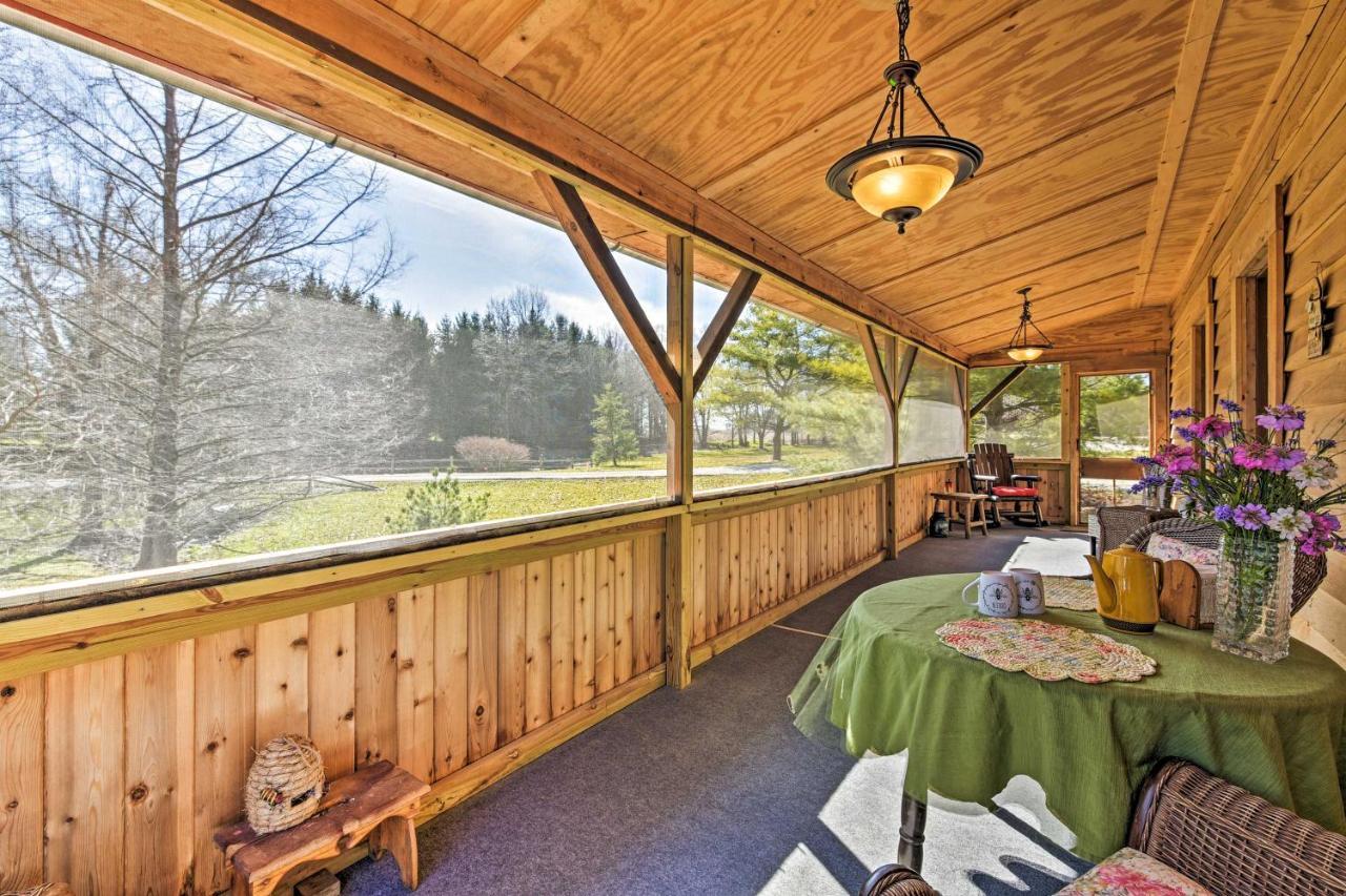 Honey House Cabin - A Quiet Countryside Retreat! 내파니 외부 사진