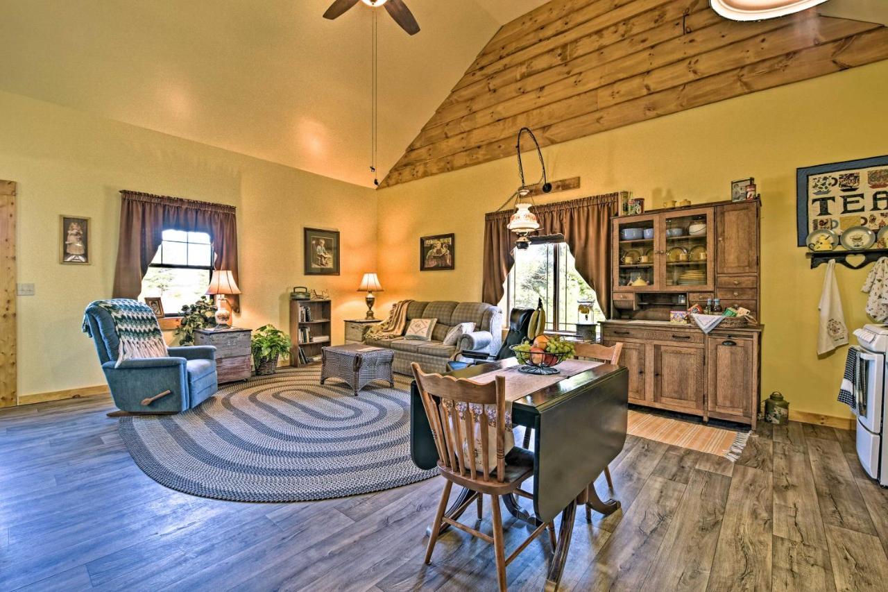 Honey House Cabin - A Quiet Countryside Retreat! 내파니 외부 사진