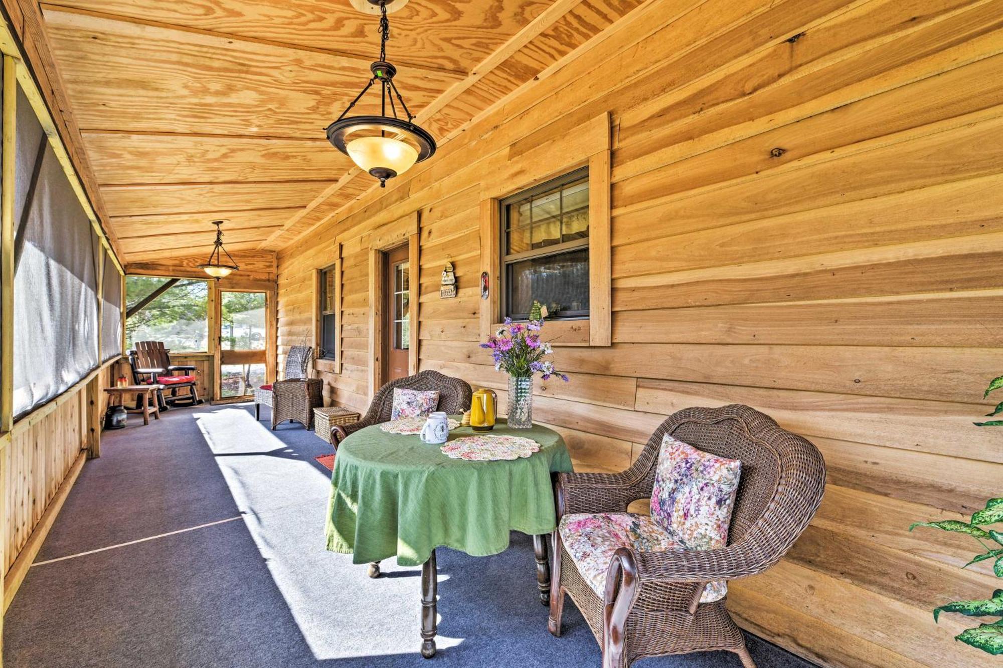 Honey House Cabin - A Quiet Countryside Retreat! 내파니 외부 사진