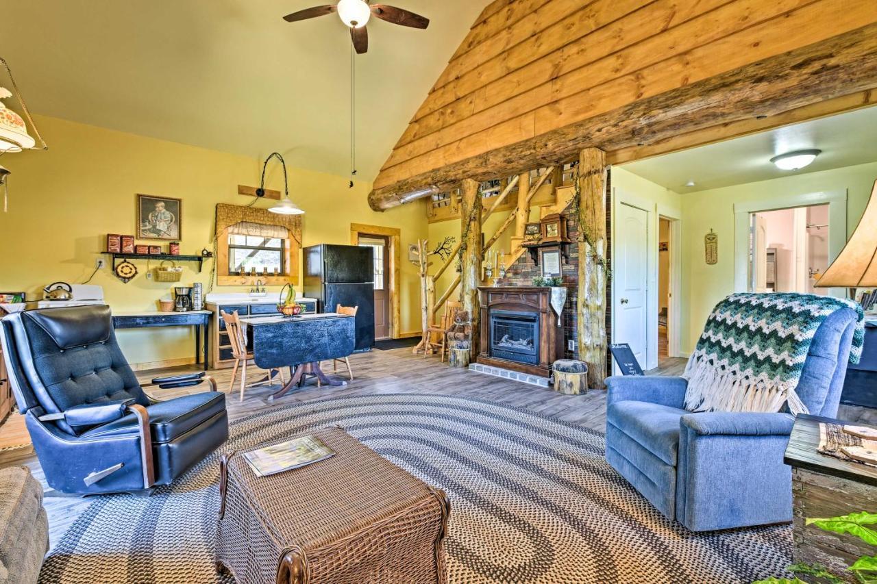 Honey House Cabin - A Quiet Countryside Retreat! 내파니 외부 사진